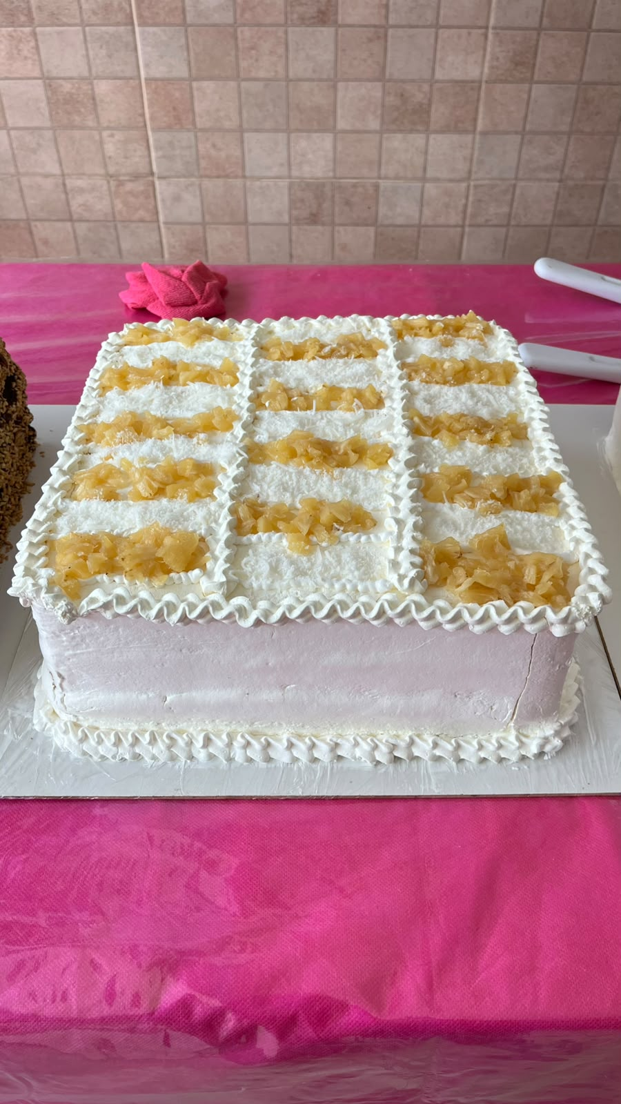 Bolo quadrado de abacaxi com chantilly