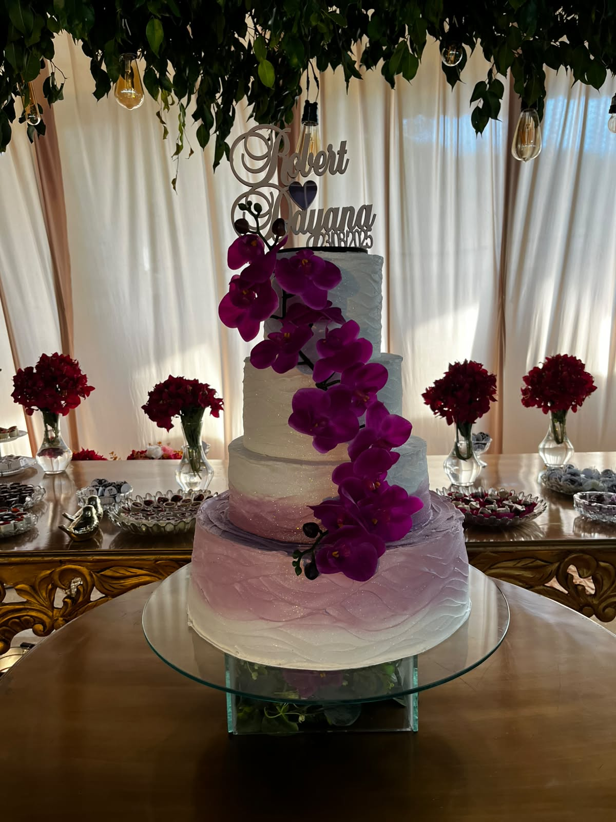 Bolo de casamento com três andares e orquídeas roxas