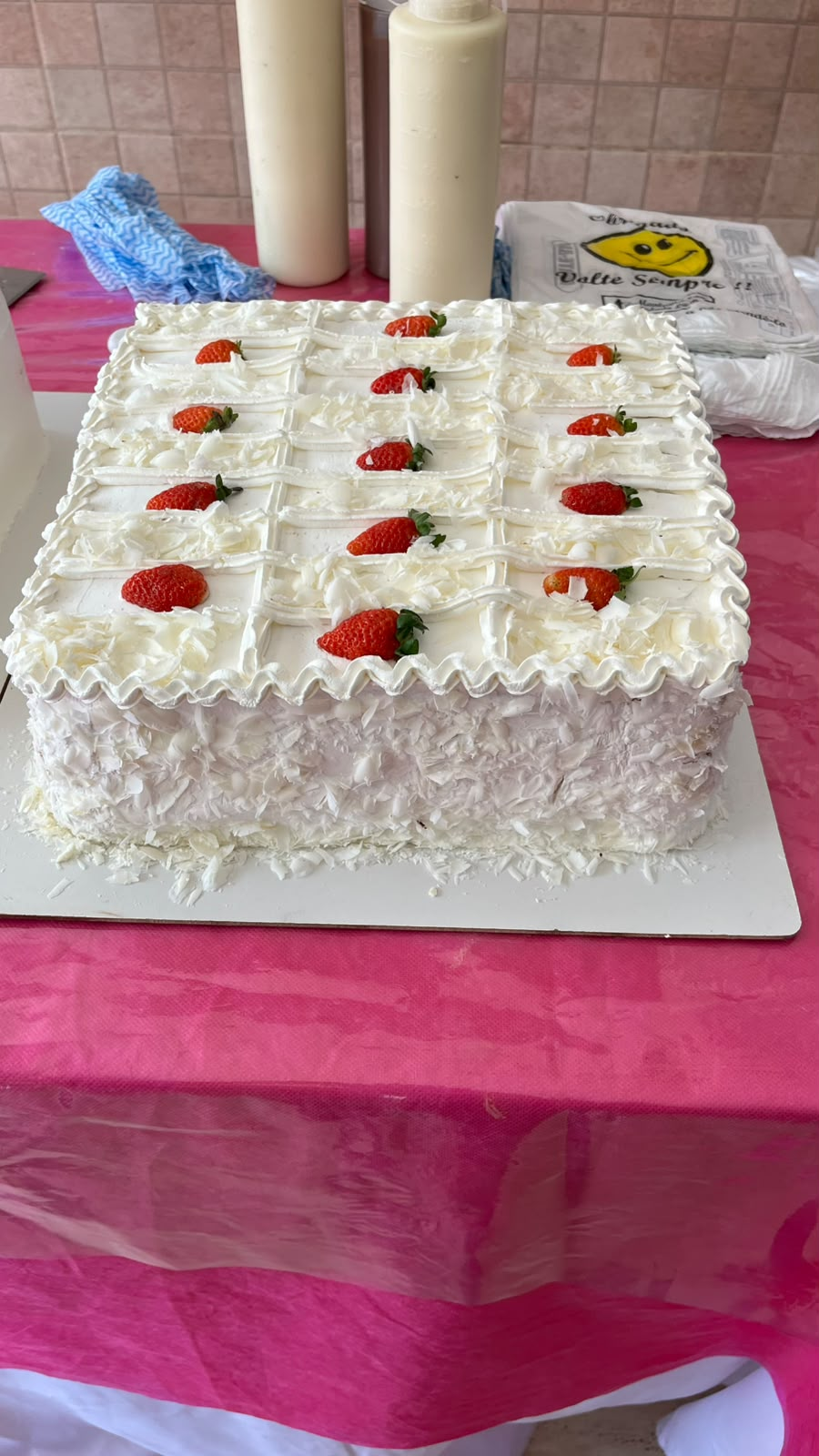 Bolo quadrado branco com morangos frescos